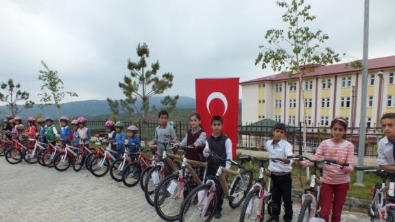 Sağlık Bakanlığı Tarafından İl Halk Sağlığı Müdürlüğü Aracılığı İle İlçemize Gönderilen 31 Adet Bisiklet Törenle 31 Öğrencimize dağıtıldı.